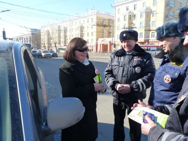 Барнаульские инспекторы ГИБДД поздравили женщин.