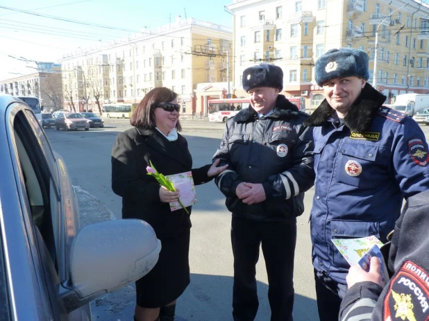 Барнаульские инспекторы ГИБДД поздравили женщин.