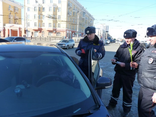 Барнаульские инспекторы ГИБДД поздравили женщин.