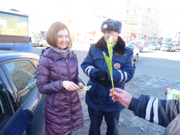 Барнаульские инспекторы ГИБДД поздравили женщин.