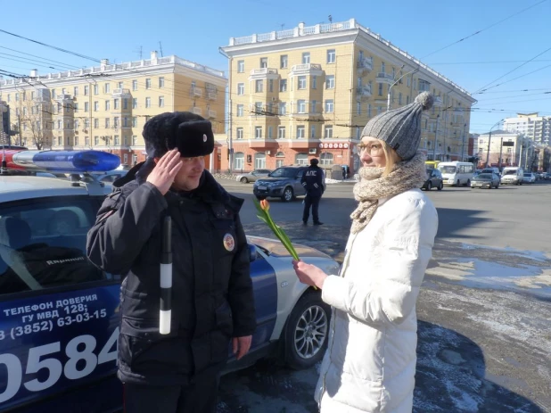 Барнаульские инспекторы ГИБДД поздравили женщин.