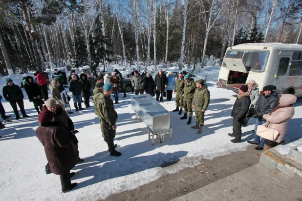 Прощание и похороны ополченца Ивана Королькова. Барнаул, 7 марта 2015 года.