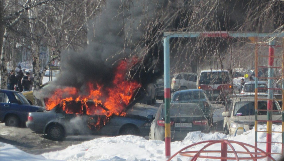В Барнауле горела Toyota.