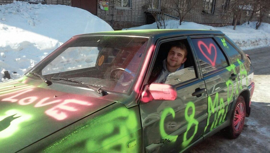Барнаульцы раскрасили свои автомобили в честь 8 марта.