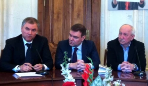 Вячеслав Володин (слева) на церемонии награждения конкурса "10 лучших газет России-2014".