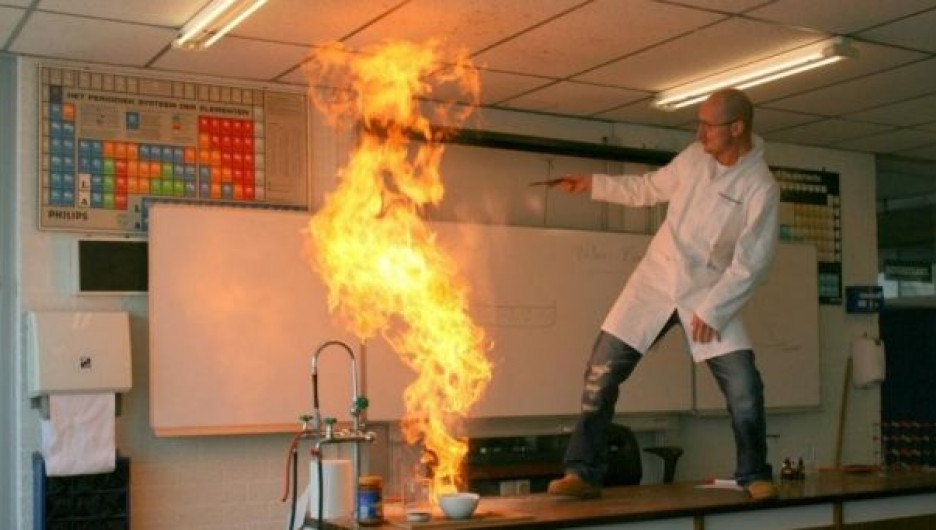 Кажется, преподаватель немного увлекся с химией.