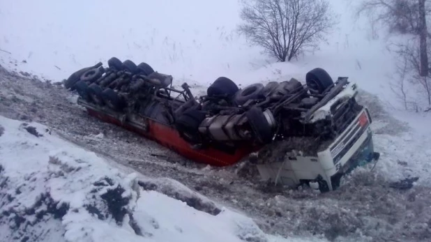 Алтайский грузовик вылетел в кювет под Бердском.