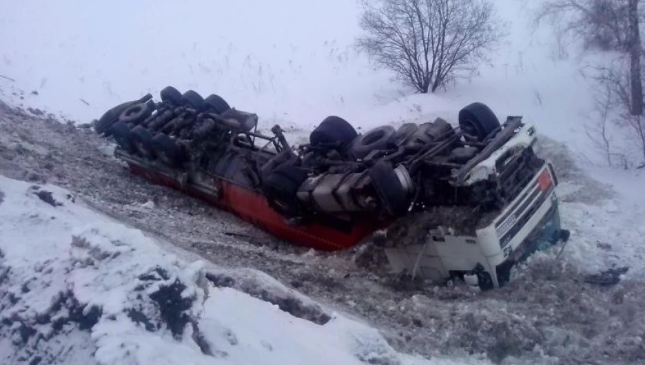 Алтайский грузовик вылетел в кювет под Бердском.