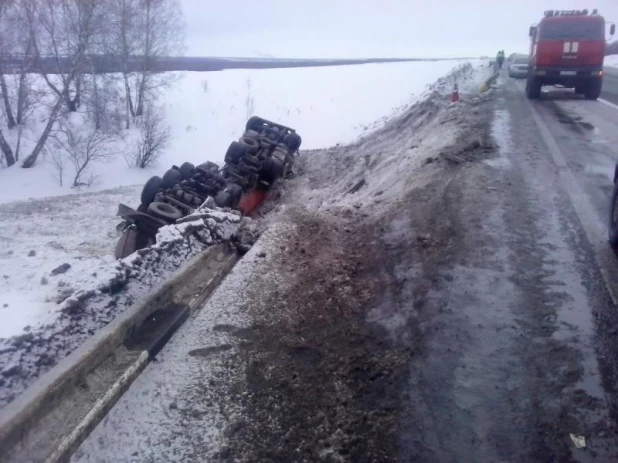 Алтайский грузовик вылетел в кювет под Бердском.