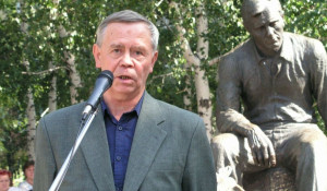 Валентин Распутин на Шукшинских чтениях в 2004 году.
