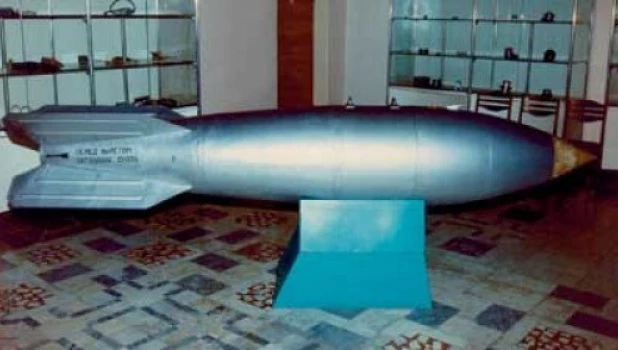 "Наташа"  - тактическая атомная бомба 8У49  предназначеная для бомбометания на сверхзвуковых скоростях. Корпуса бомбы выполнен по схеме бесхвостки, с Х-образным оперением.