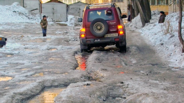 Весна, лужи.