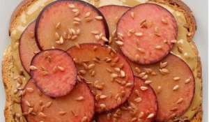 Сливы, арахисовое масло, семена льна.