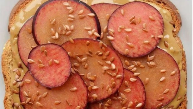 Сливы, арахисовое масло, семена льна.