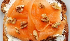 Дыня, грецкие орехи, козий сыр.