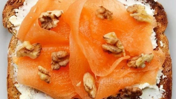 Дыня, грецкие орехи, козий сыр.