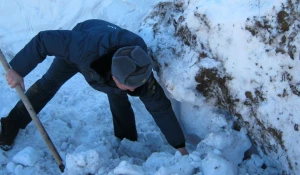 Сотрудники МЧС спасли детей из снежного плена.