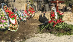 Сына Януковича похоронили в Севастополе.