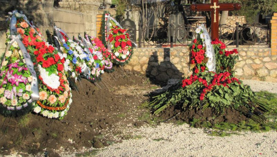 Сына Януковича похоронили в Севастополе.