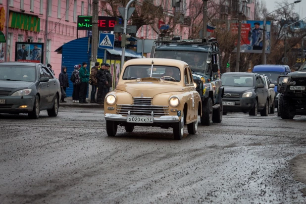 Участники автопробега профсоюзов в Барнауле.