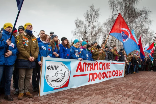 Участники автопробега профсоюзов в Барнауле.