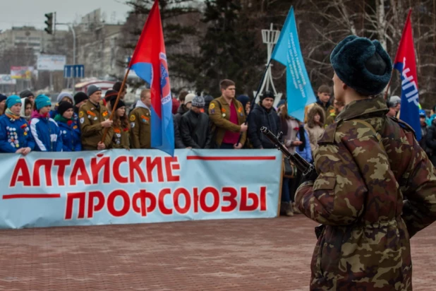 Участники автопробега профсоюзов в Барнауле.