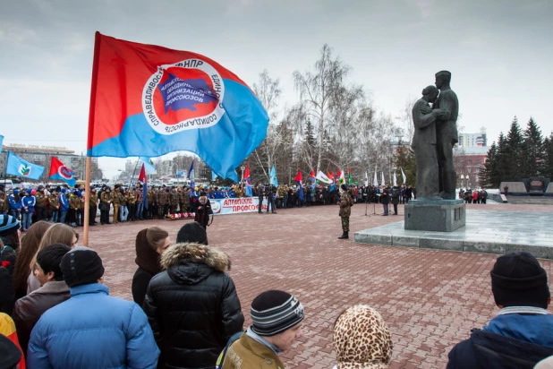 Участники автопробега профсоюзов в Барнауле.