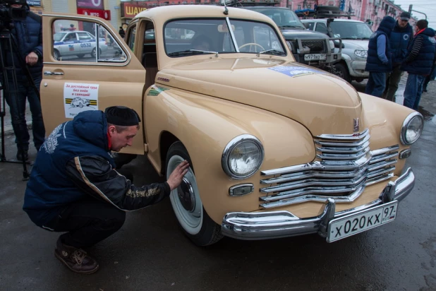 Участники автопробега профсоюзов в Барнауле.