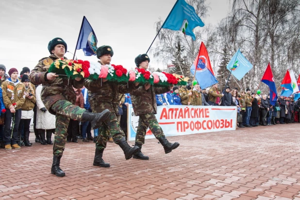 Участники автопробега профсоюзов в Барнауле.