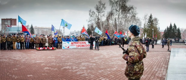 Участники автопробега профсоюзов в Барнауле.