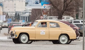 Участники автопробега профсоюзов в Барнауле.
