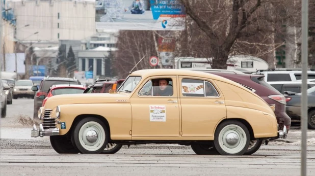 Участники автопробега профсоюзов в Барнауле.