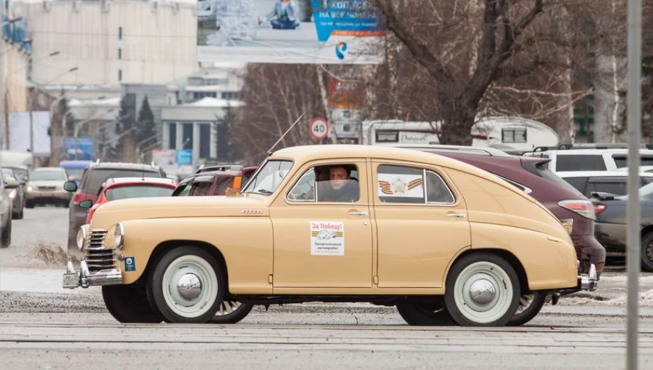 Участники автопробега профсоюзов в Барнауле.