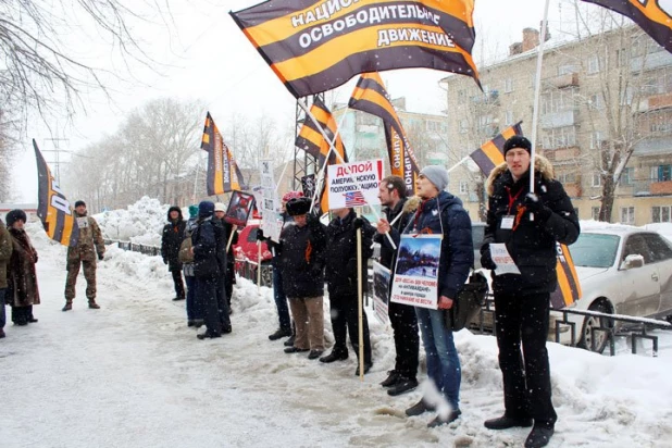 Пикет против "пятой колонны" в СМИ прошел в Новосибирске.