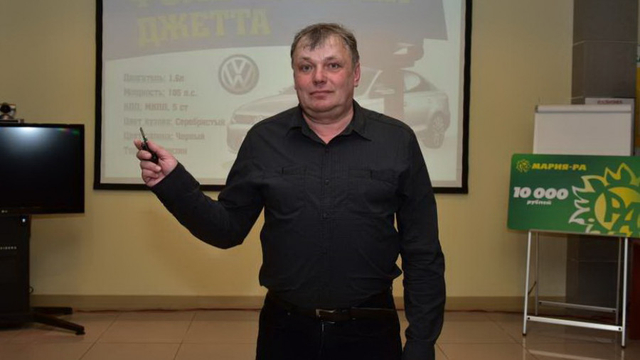 Вадим Трещёв с ключами от машины.