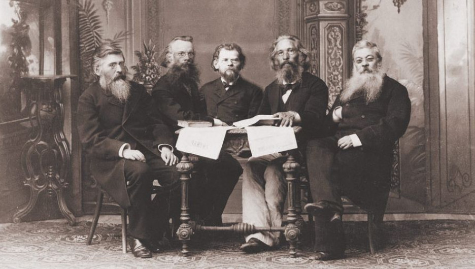 На фото слева направо: М.Я.Писарев, Н.М.Ядринцев, Г.Н.Потанин, М.В.Загоскин, А.П.Нестеров. Фото П.А.Милевского. 1890-е.