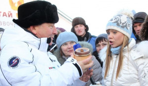 Александр Карлин на "Алтайской зимовке" передал Ивану Урганту баночку алтайского мёда.