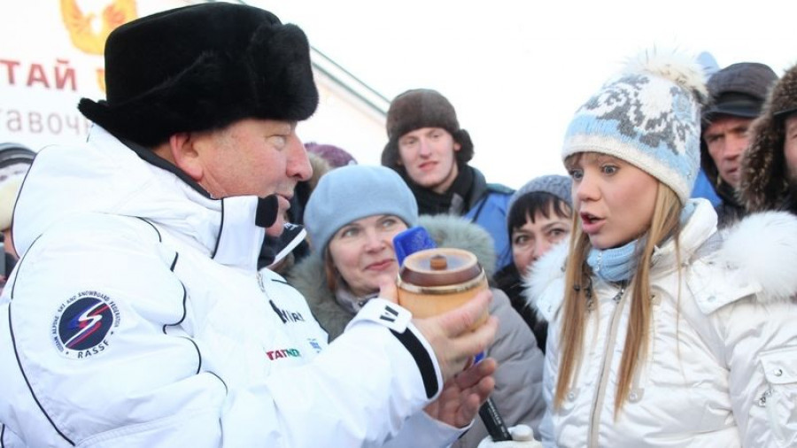 Александр Карлин на &quot;Алтайской зимовке&quot; передал Ивану Урганту баночку алтайского мёда.