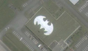 Символ Бэтмена можно найти на крыше одного из зданий авиабазы ВВС Японии. Прозвище у эскадрильи базирующейся на этом месте - "Вампировые летучие мыши".