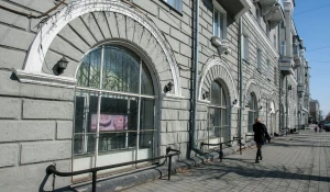 С окон магазина "Под шпилем" исчезла реклама.