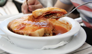 Португалия: франсезинья (эндвич из двух квадратных кусочков белого хлеба, между которыми находится кусок мяса, ломтик ветчины, фаршированный оливками, и колбаса).