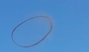 В небе над Казахстаном засняли загадочное черное кольцо