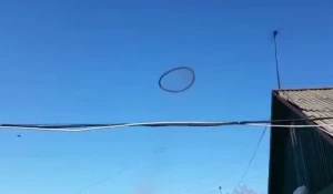 В небе над Казахстаном засняли загадочное черное кольцо