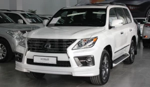 Lexus LX570 в барнаульском автосалоне.