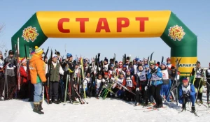Барнаульцы пробежали лыжный марафон.
