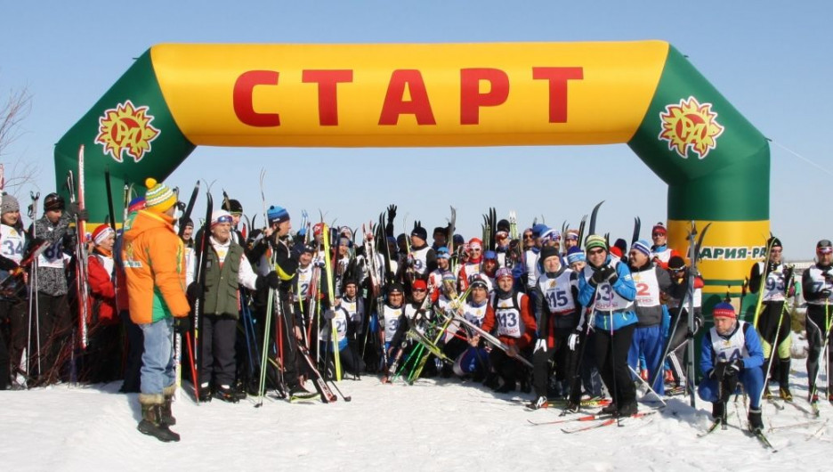 Барнаульцы пробежали лыжный марафон.