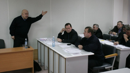 Депутат Новоалтайского горсобрания Юрий Корнеев стоя доказывает правоту коллегам-народным избранникам.