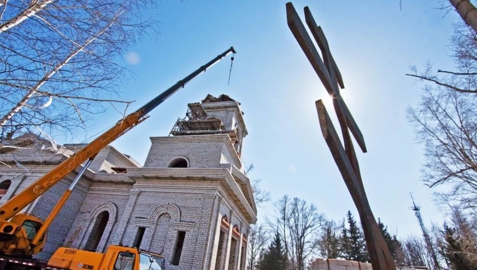 Строительство церкви Иоанна Предтечи на месте бывшего ВДНХ. Барнаул, апрель 2015 года.