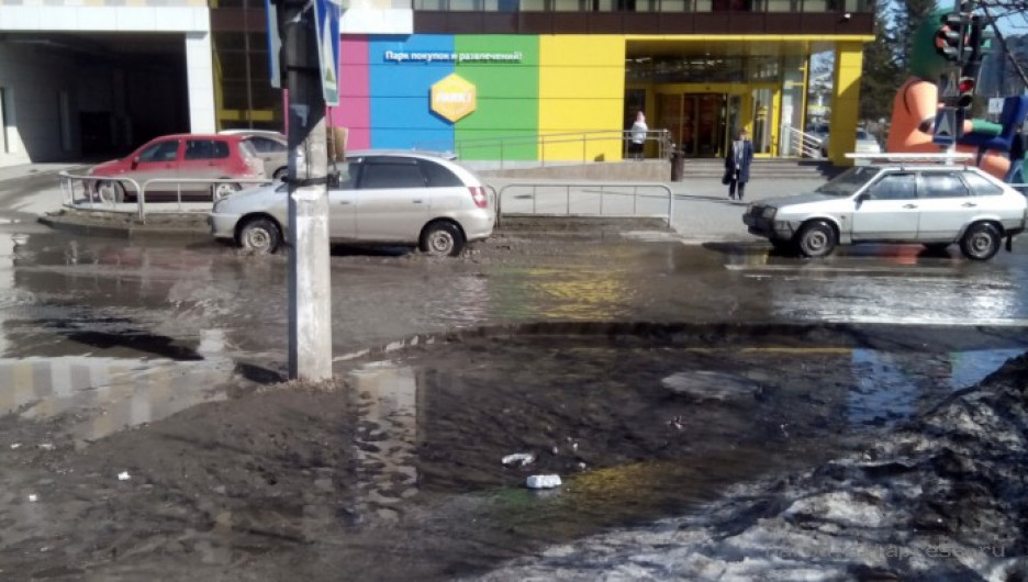 Лужи и грязь перед начальной школой № 166 в Новоалтайске.