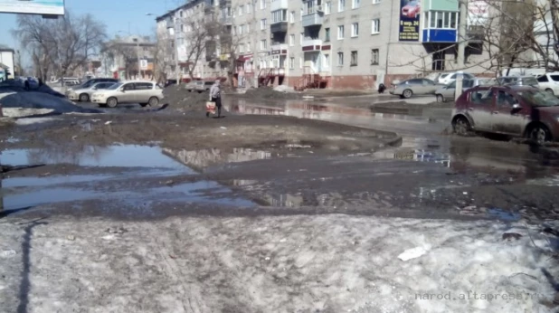 Лужи и грязь перед начальной школой № 166 в Новоалтайске.